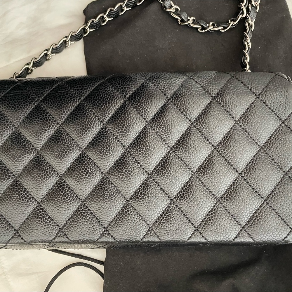 CHANEL Authentic East West single flap quilted, silver tone chain. Caviar. - Picture 8 of 9